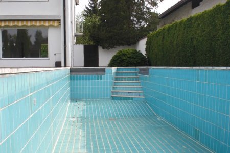 Ein Vorherbild von einer Freibadsanierung von der A1 Schwimmbadbau GmbH