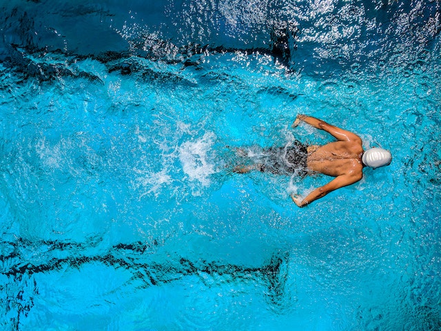 Schwimmer im Pool mit Gegenstromanlage