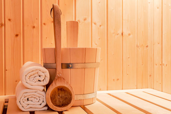 Sauna mit Eimer und Handtüchern