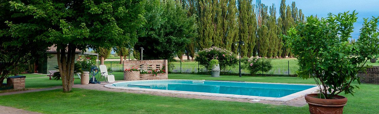 Swimmingpool in Garten eingelassen - Poolbau